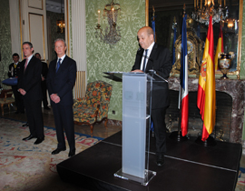 El ministro de Defensa, Pedro Morenés, recibe de su hómólogo francés, Jean-Yves Le Drian, la Orden Nacional de la Legión de Honor.