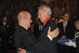 El ministro de Defensa, Pedro Morenés, recibe de su hómólogo francés, Jean-Yves Le Drian, la Orden Nacional de la Legión de Honor.