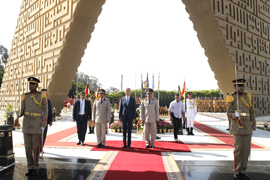 Pedro Morenés y su homólogo egipcio, Sedki Shobi, firman un memorándum de entendimiento bilateral.