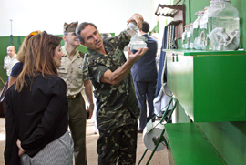 La subsecretaria de Defensa, Irene Domínguez-Alcahud, durante su visita al Centro Militar de Cría Caballar de Jerez de la Frontera.