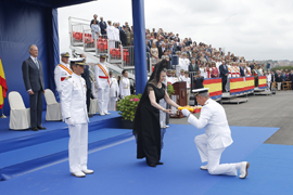 Su Alteza Real Ana de Francia entrega la bandera de combate al comandante de la fragata