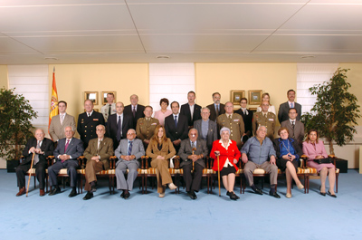 Bono con los representantes de los colectivos que participan en el desfile de la Fiesta Nacional