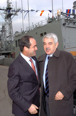 José Bono saluda al presidente de la Generalitat de Cataluña a su llegada al acto de entrega de la Bandera de Combate a la fragata 'Almirante Juan de Borbón', en el puerto de Barcelona.