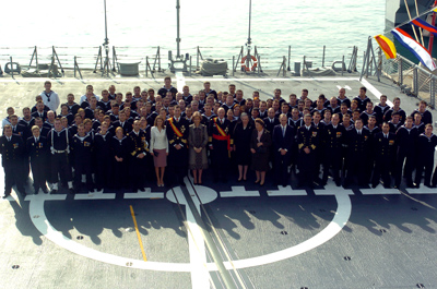 La Familia Real con la dotación de la fragata 'Almirante Juan de Borbón'