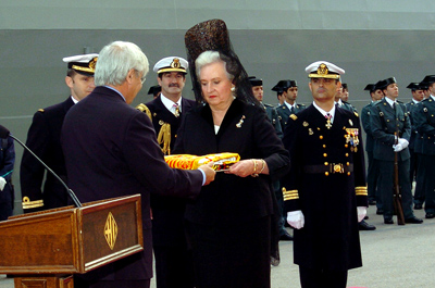 El alcalde de Barcelona ofrece la Bandera de Combate a la madrina SAR la infanta Doña Pilar