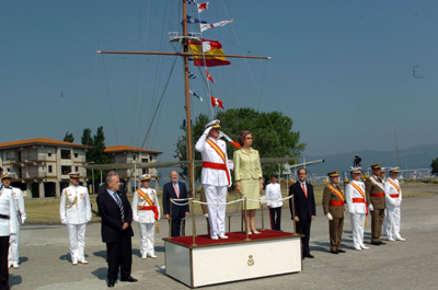 SS.MM. Los Reyes presidieron esta mañana en la Escuela Naval Militar de Marín (Pontevedra) la entrega de Reales Despachos a los 76 nuevos oficiales de la Armada y de nombramientos a los 45 militares de complemento que finalizaron su periodo de formación.