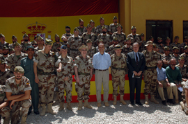 El Sr. Ministro con el Col. Alonso, Jefe del PRT; el GA García de la Vega, JEMA; el GE García González, JEME; el GE Sanz Roldán, JEMAD; el Embajador de España en Afganistán José Turpín y el TG Álvarez del Manzano, Jefe Mando Conjunto (de izq. a dcha.)