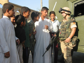 Soldado misión humanitaria