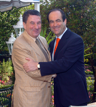 Saludo en Pontevedra del ministro de Defensa D. Jose Bono al presidente de la Federacion de Municipios y Provincias D.Francisco Vazquez.