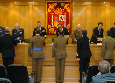 'ME HA PARECIDO OBLIGADO IR A VER A LOS DUEÑOS DEL BAR Y PEDIRLES DISCULPAS EN NOMBRE DEL MINISTERIO, DEL EJÉRCITO Y DEL GOBIERNO'