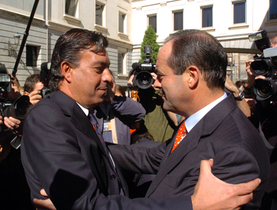 El ministro de Defensa, José Bono se encuentra a la salida de su intervención en el Pleno del Congreso de los Diputados con Carlos Ripollés, presidente de la Asociación de Familiares de Victimas del Yak-42