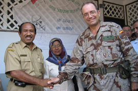 El teniente coronel Manuel Godoy, jefe del contingente terrestre, junto al señor Bapak Atibasyah, representante de la administración local de Aceh, en el acto de entrega de los juguetes enviados desde España.