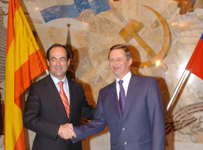José Bono y su homólogo ruso,Serguei Ivavanov , se saludan en la sede del ministerio de Defensa en Moscú