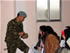 El sargento 1º Barroso, explicando a los escolares de la población de Meiss el Yebel (Líbano) las características de una mina