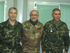 El Coronel entrante (izq) y saliente (drcha) posan junto al  general italiano Giovanni Armentani