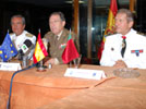 El almirante de la Flota, Ángel M. Tello Valero, el general de Ejército, Félix Sanz Roldán y el vicealmirante francés, Alain Dumontet, durante la rueda de prensa tras la ceremonia del cambio de mando de la EUROMARFOR.