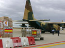 El avión Hércules del Ejército del Aire con material de ayuda humanitaria que parte desde la B. A. de Torrejón hacia EE.UU.