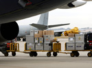 Carga de ayuda humanitaria en la base aérea de Torrejón