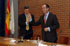 José Bono, ministro de Defensa, acompañado por el rector de la Universidad de Vigo, saluda al público en el salón de actos de la Universidad de Pontevedra tras su intervención.