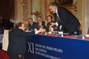 Manuel Marín en el momento de la entrega del premio Pelayo a Manuel Díez de Velasco