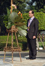 El ministro de Defensa, José Bono, es recibido con honores a su llegada al cementerio nacional de Héroes en Fort Bonifacio