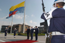 Los ministros de Defensa recibiendo honores