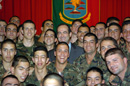 El ministro de Defensa, José Bono, posa con los alumnos del Centro de Formación deTropa Profesional de Canarias, en la isla de la Palma