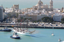 El buque escuela Juan Sebastián Elcano navegando en la bahía de Cádiz