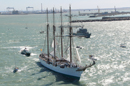 El buque escuela Juan Sebastián Elcano navegando en la bahía de Cádiz