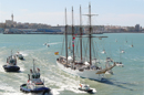 El buque escuela Juan Sebastián Elcano navegando en la bahía de Cádiz