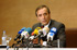 José Antonio Alonso, ministro de Defensa, en rueda de prensa. Aeropuerto de Barajas, Madrid