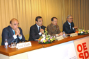 El ministro de Defensa, José Antonio Alonso acompañado del Jefe de Estado Mayor de la Defensa, Félix Sanz, el presidente del INCIPE, José Lladó y el presidente del OESD, Luis Solana, durante la inauguración de la jornada 