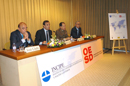 El ministro de Defensa, José Antonio Alonso acompañado del Jefe de Estado Mayor de la Defensa, Félix Sanz, el presidente del INCIPE, José Lladó y el presidente del OESD, Luis Solana, durante la inauguración de la jornada 