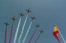 La patrulla Águila sobrevuela la Bandera durante el Homenaje a los caidos