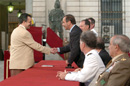 Juan Moreno, primer premio de pintura, recoge su estatuilla de manos de José Antonio Alonso, ministro de Defensa
