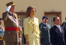 SS. MM. Los Reyes Don Juan Carlos y Doña Sofía reciben honores de ordenanza a su llegada a la Academia de la Guardia Civil.


S.M. El Rey, acompañado por el Director General de la Guardia Civil y el almirante Jefe del Cuarto Militar, pasa revista a las