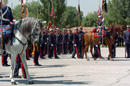 Los guiones y banderines, se dirigen al monolito, ante el que se coloca una corona en homenaje a los caidos