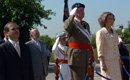 SS.MM. Los Reyes reciben honores a su llegada al acuartelamiento de el Pardo, les acompañan el ministro de Defensa y otras autoridades civiles y militares