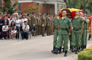 Soldados de la Brigada Paracaidista portan el feretro de su compañero Jorge Arnaldo Hernández