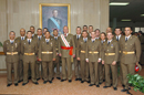 Su Majestad el Rey posa con los números uno de la XXXI promoción de la Academia Básica de Suboficiales