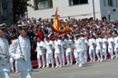 Los nuevos oficiles desfilan bajo la Bandera