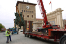 Retirada de la estatua ecuestre del general Francisco Franco del acceso principal de la Academia General Militar