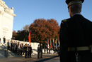El ministro de Defernsa, José Antonio Alonso, y el Jefe del distrito militar de Washington, General Guy C. Swan, en el cementerio de Arlington