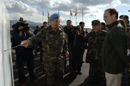 El ministro de Defensa durante su visita a las tropas en el Libano