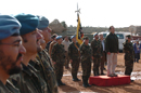 El ministro de Defensa durante su visita a las tropas en el Libano