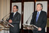El Ministro Alonso y el Secretario General Jaap de Hooop durante su encuentro con los medios de comunicación