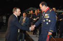 El ministro José Antonio Alonso saluda al coronel José Grau Vegara al finalizar su interpretación
