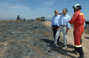 El ministro José Antonio Alonso vuela en helicóptero hasta una de las zonas arrasadas por el fuego en la que todavía realizan sus trabajos de extinción miembros de la Unidad Militar de Emergencias (UME)