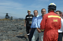 El ministro José Antonio Alonso vuela en helicóptero hasta una de las zonas arrasadas por el fuego en la que todavía realizan sus trabajos de extinción miembros de la Unidad Militar de Emergencias (UME)