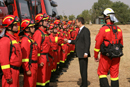 José Luis Rodríguez Zapatero, saluda a los miembros de una compañía de intervención de incendios forestales